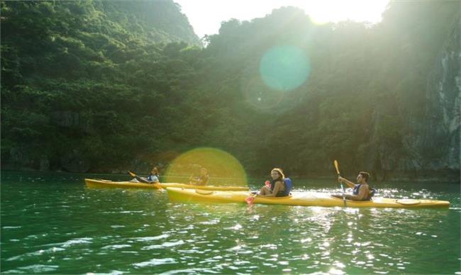 Enjoying the beauty of Lan Ha Bay by kayak